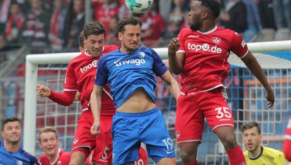  波鸿球迷横幅抗议俱乐部管理层  