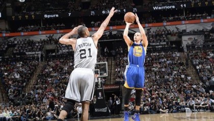  库里三分雨勇士大胜国王稳固附加赛席位