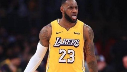  詹姆斯轰赛季新高四十分助湖人逆转取胜