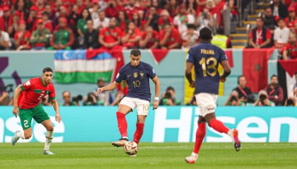  姆巴佩梅开二度助球队取胜，法甲射手榜强势登顶  