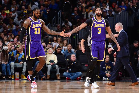  爱德华兹爆发森林狼主场力克掘金冲击前四  